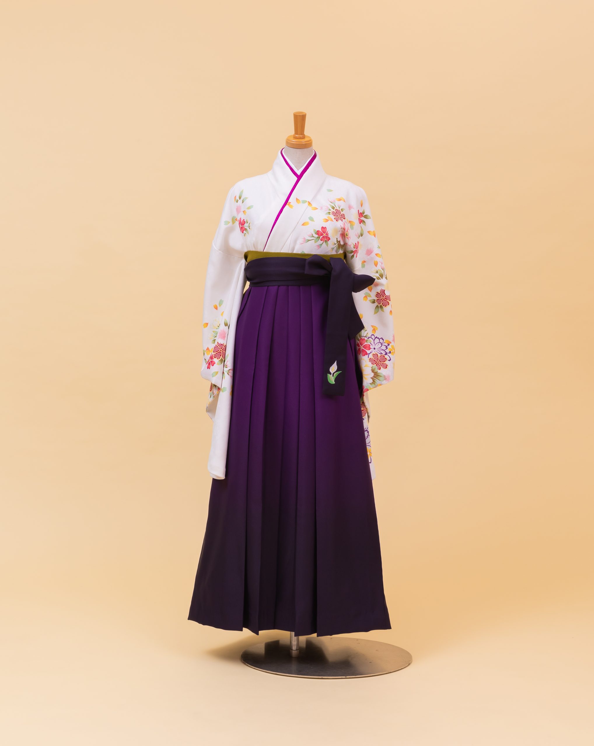 白地に洋花　衿ﾋﾟﾝｸ桜（800210）/紫 ボカシ 紐刺繍入り